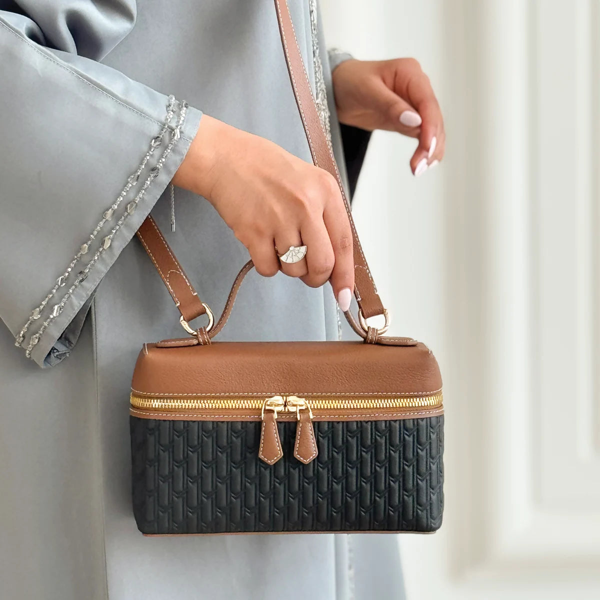 شنطة ميثاء / اسود و تان