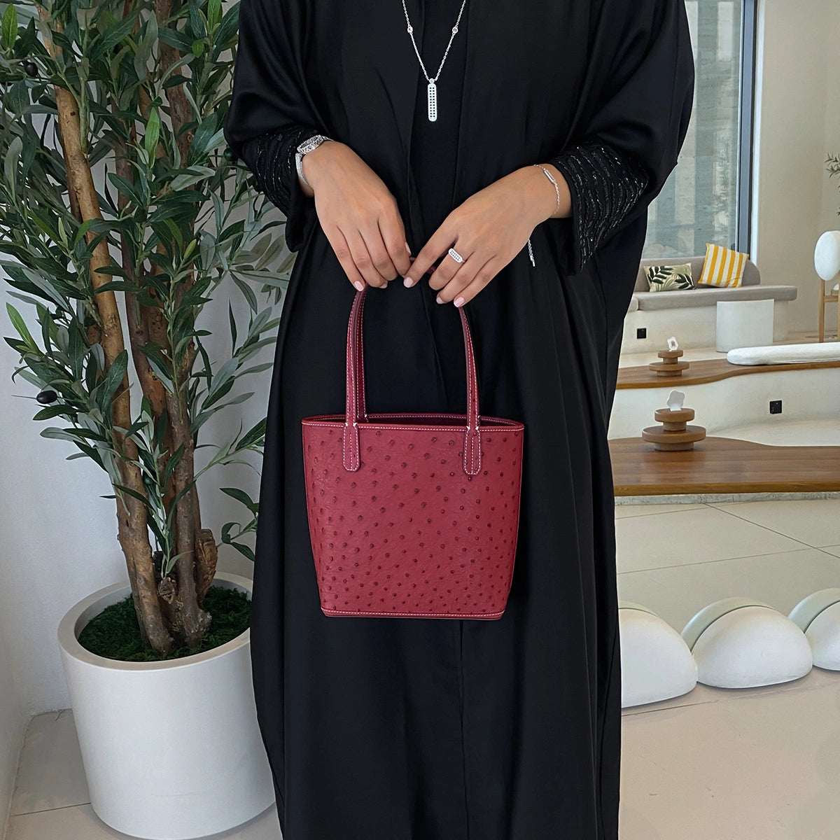 شنطة ميني توت من جلد النعام / بورغندي