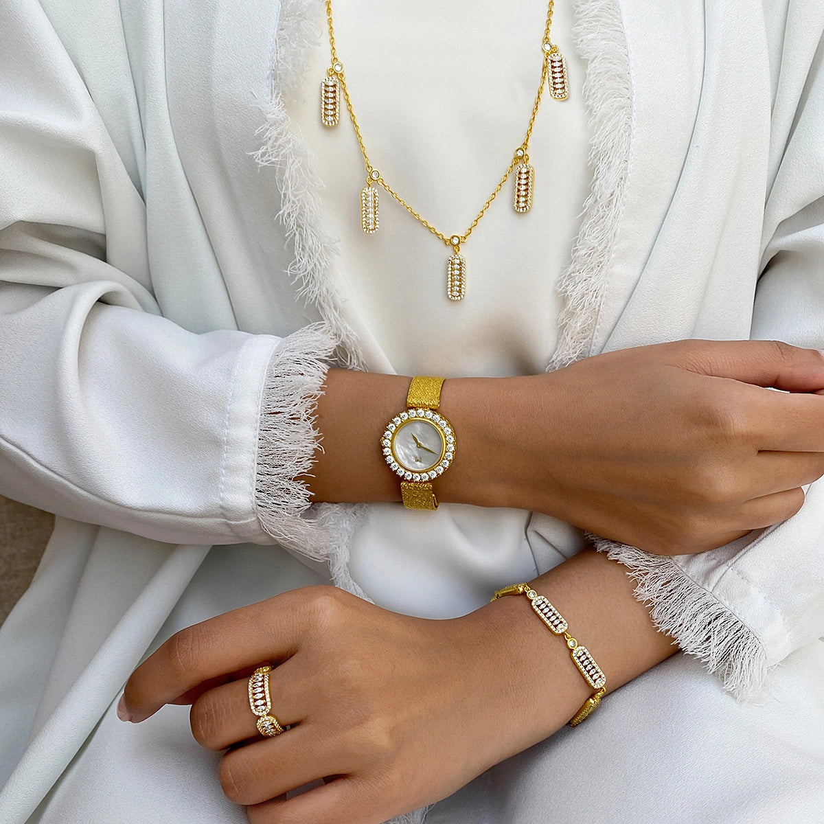 قلادة فاين بتصميم متعدد / اللون الذهبي