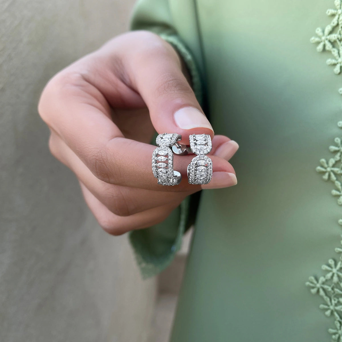 أقراط فاين بتصميم دائري / اللون الفضي