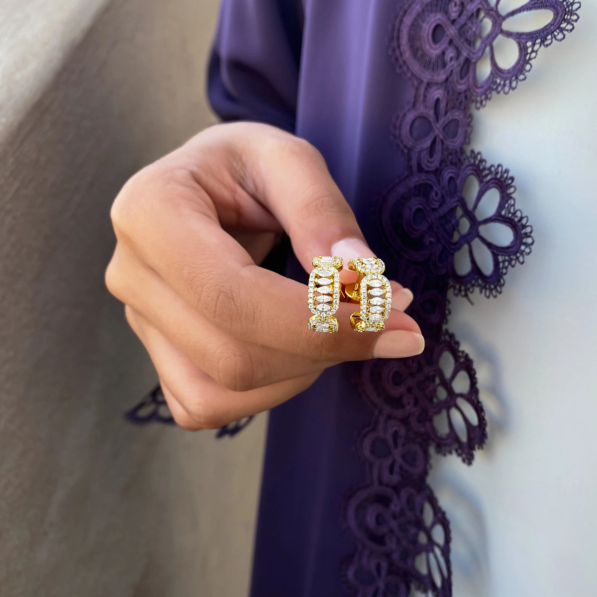 أقراط فاين بتصميم دائري / اللون الذهبي