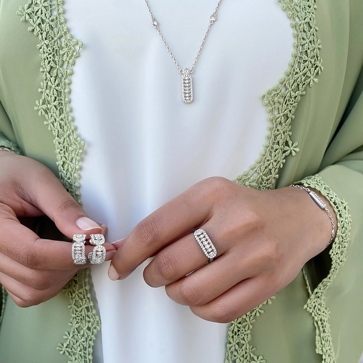 أقراط فاين بتصميم دائري / اللون الفضي