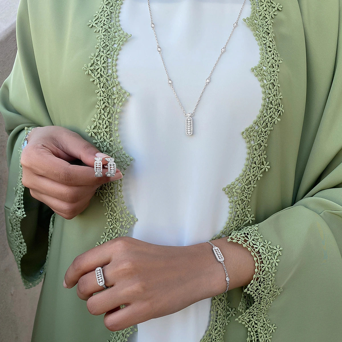 أقراط فاين بتصميم دائري / اللون الفضي