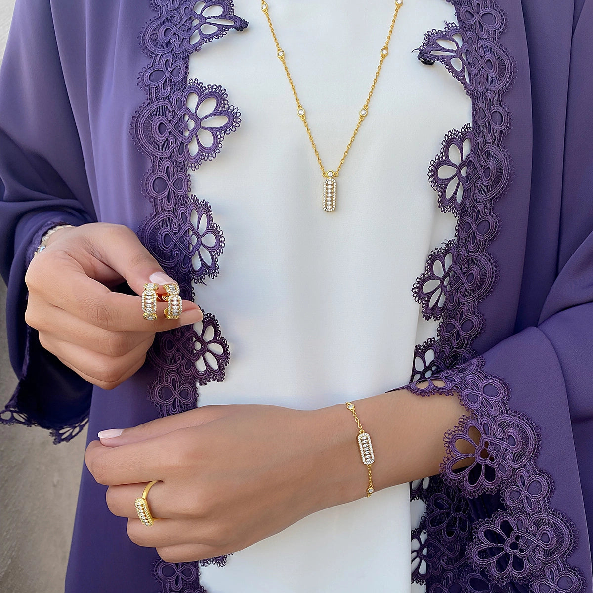 أقراط فاين بتصميم دائري / اللون الذهبي