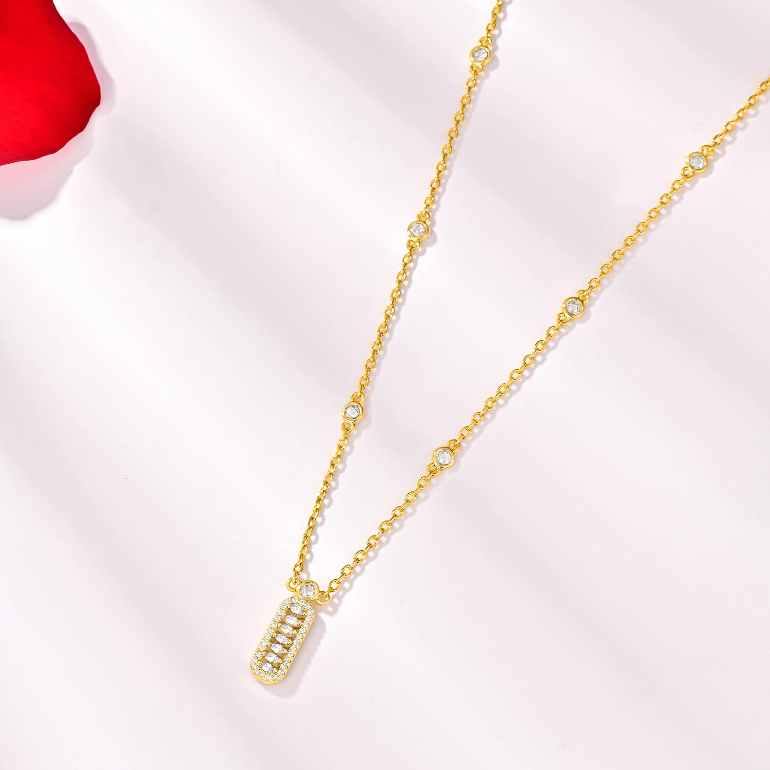 قلادة فاين بتصميم بسيط / اللون الذهبي