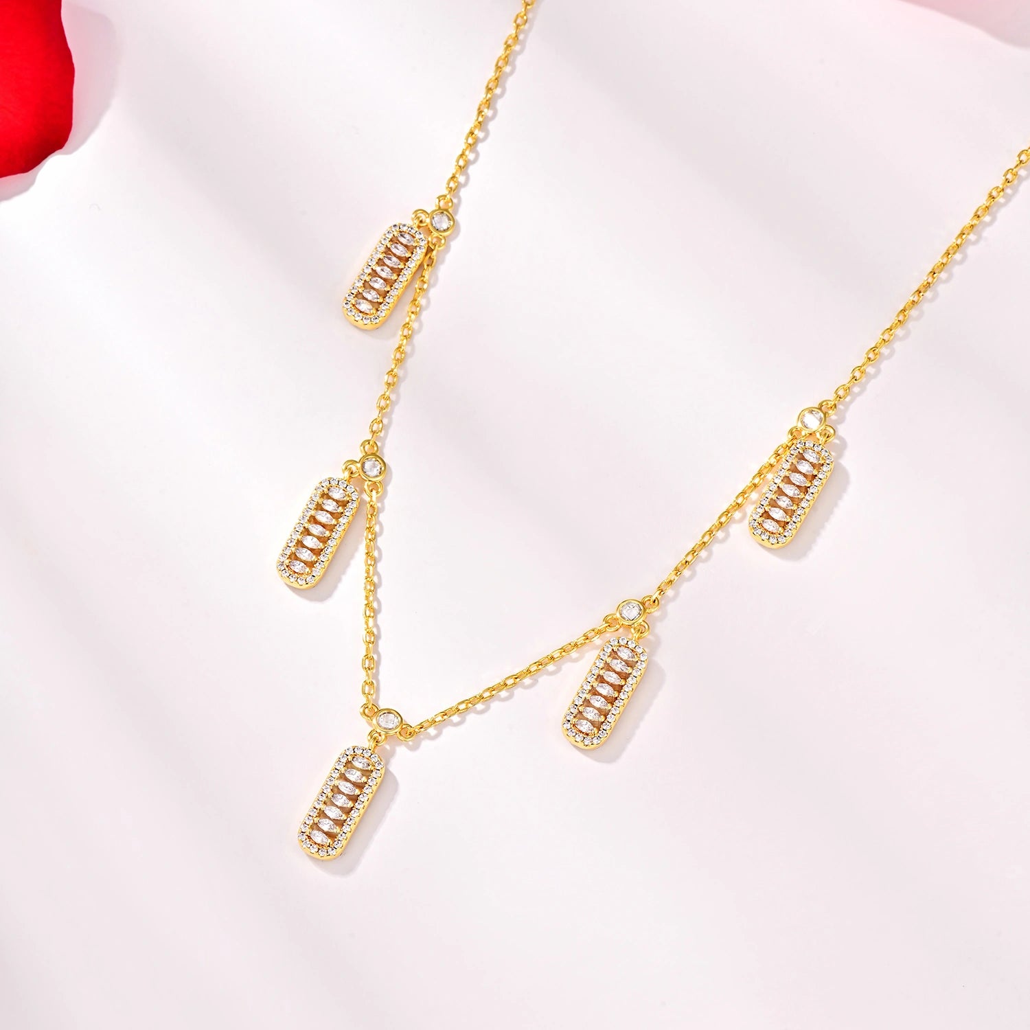 قلادة فاين بتصميم متعدد / اللون الذهبي