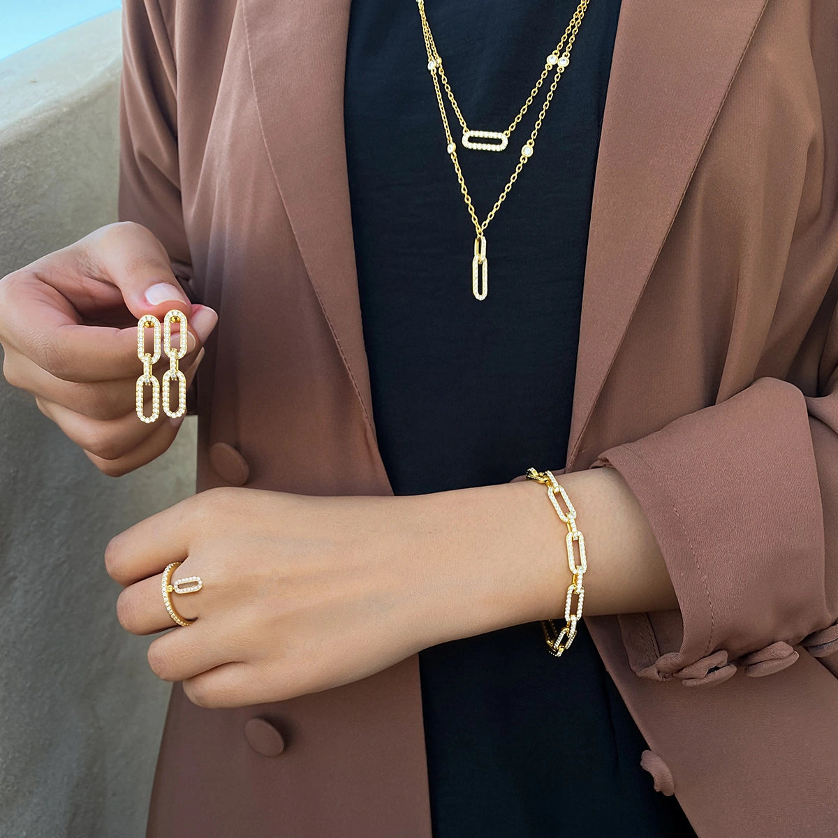 لينكس/ طقم باللون الذهبي بالتصميم الأيقوني