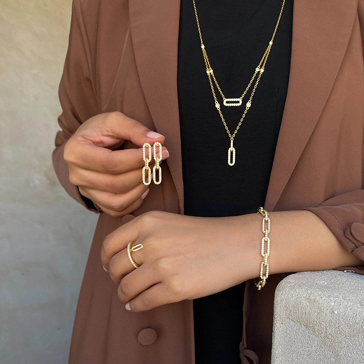 لينكس/ طقم باللون الذهبي بالتصميم الأيقوني