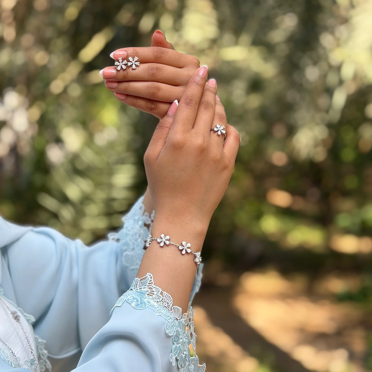 ديزي فلاور/ أقراط باللون الفضي