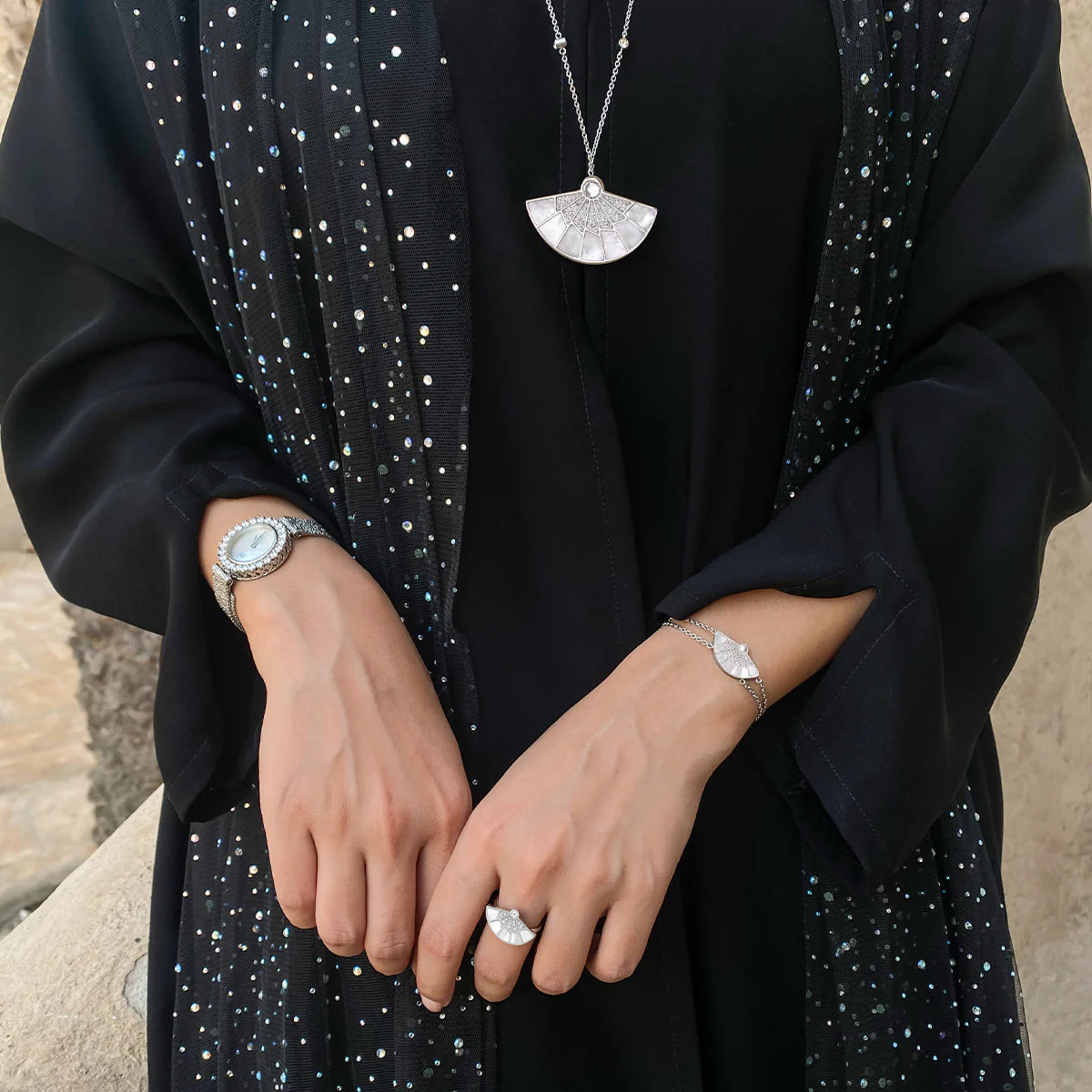 فان / سوار باللون الفضي