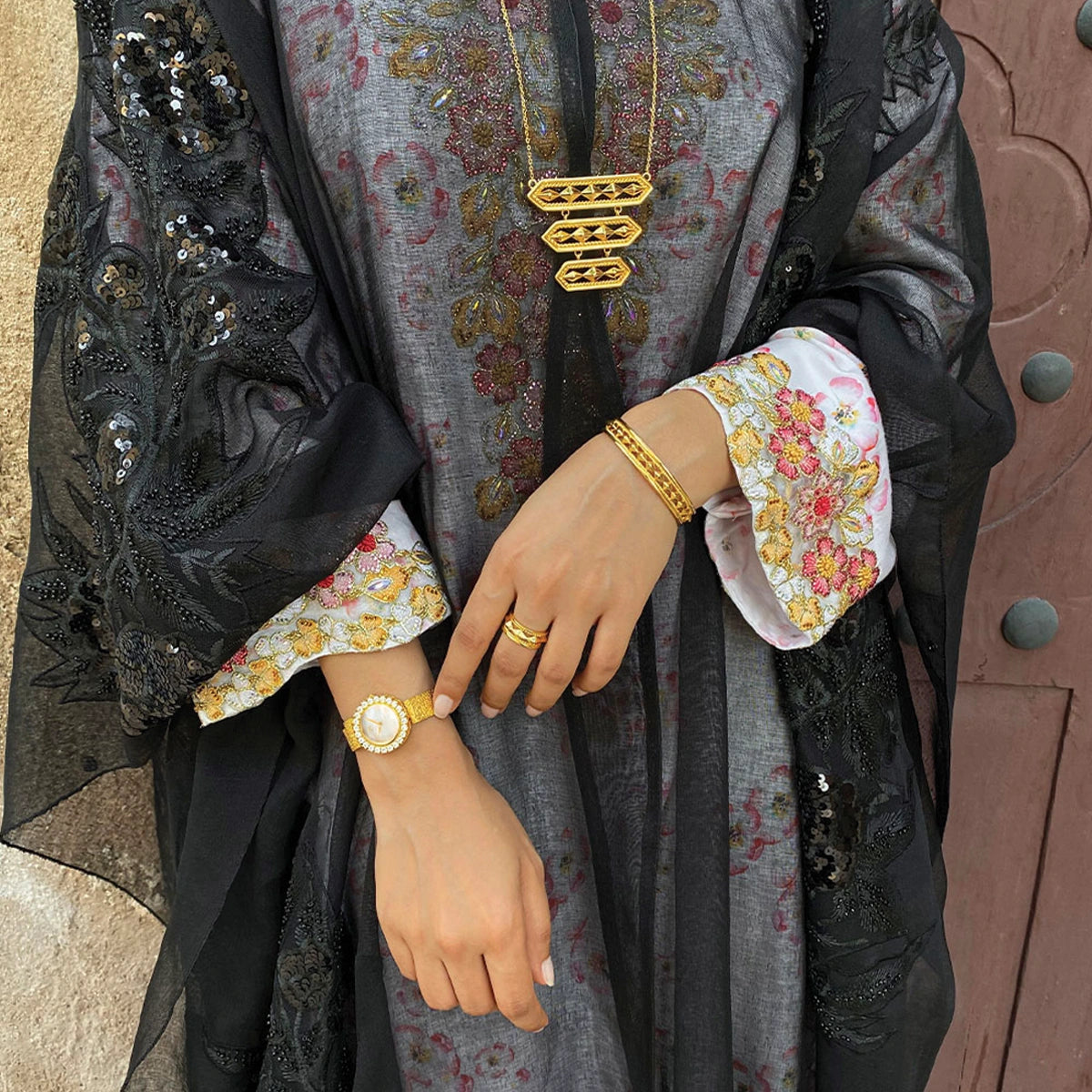 أناقة / قلادة ذهبية