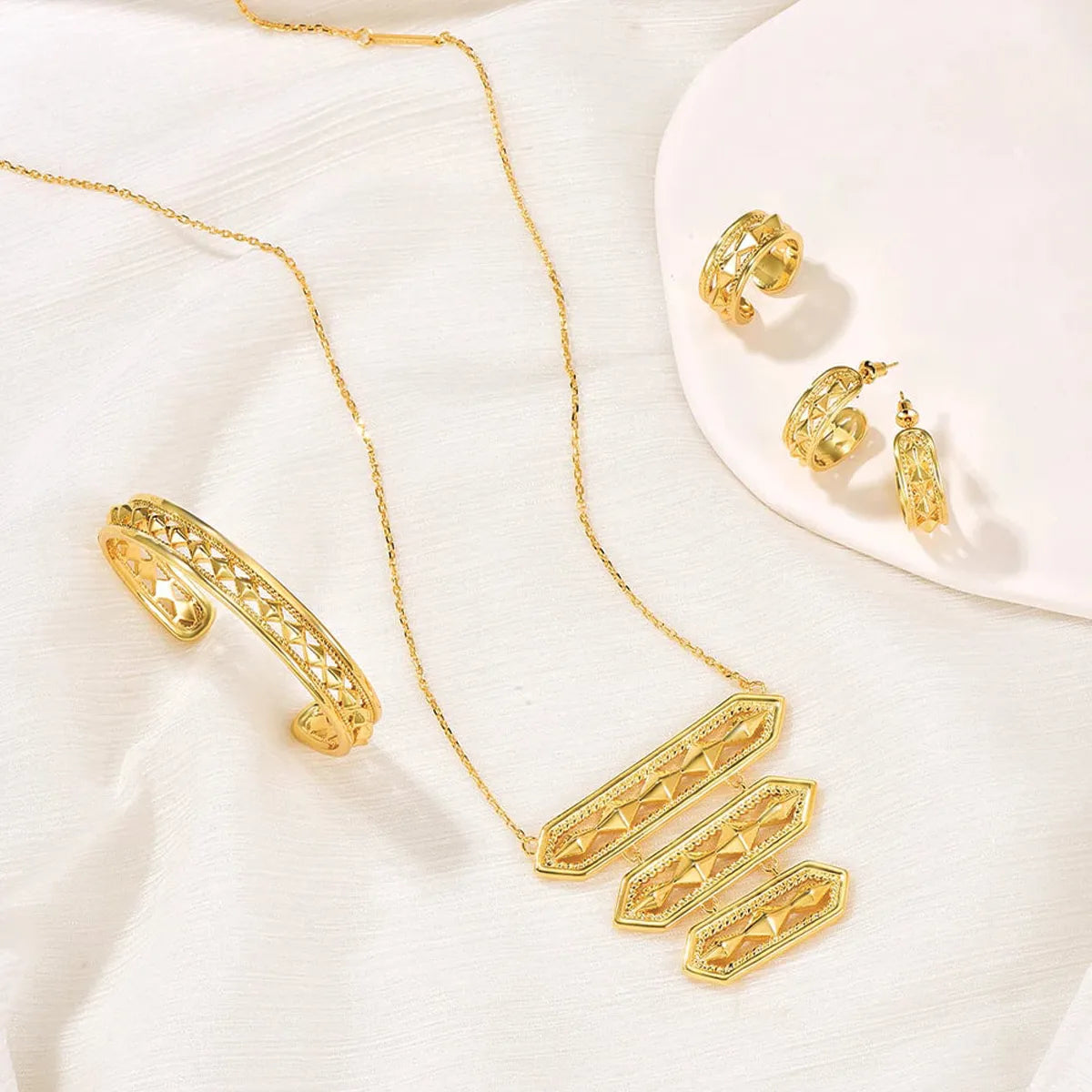 أناقة / طقم ذهبي