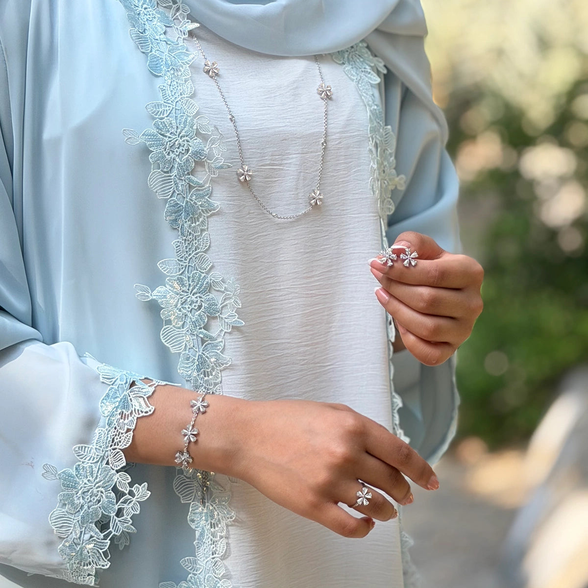 ديزي فلاور/ تصميم بزخارف متعددة طقم اللون الفضي