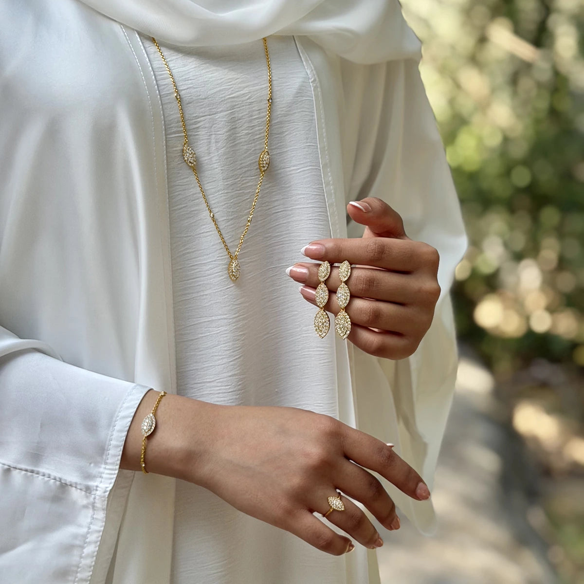 ديزي ليف / طقم باللون الذهبي