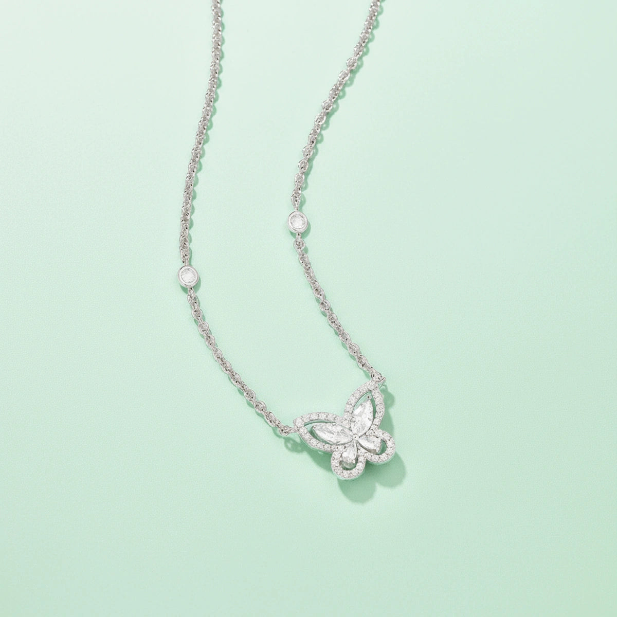 بترفلاي / قلادة باللون الفضي