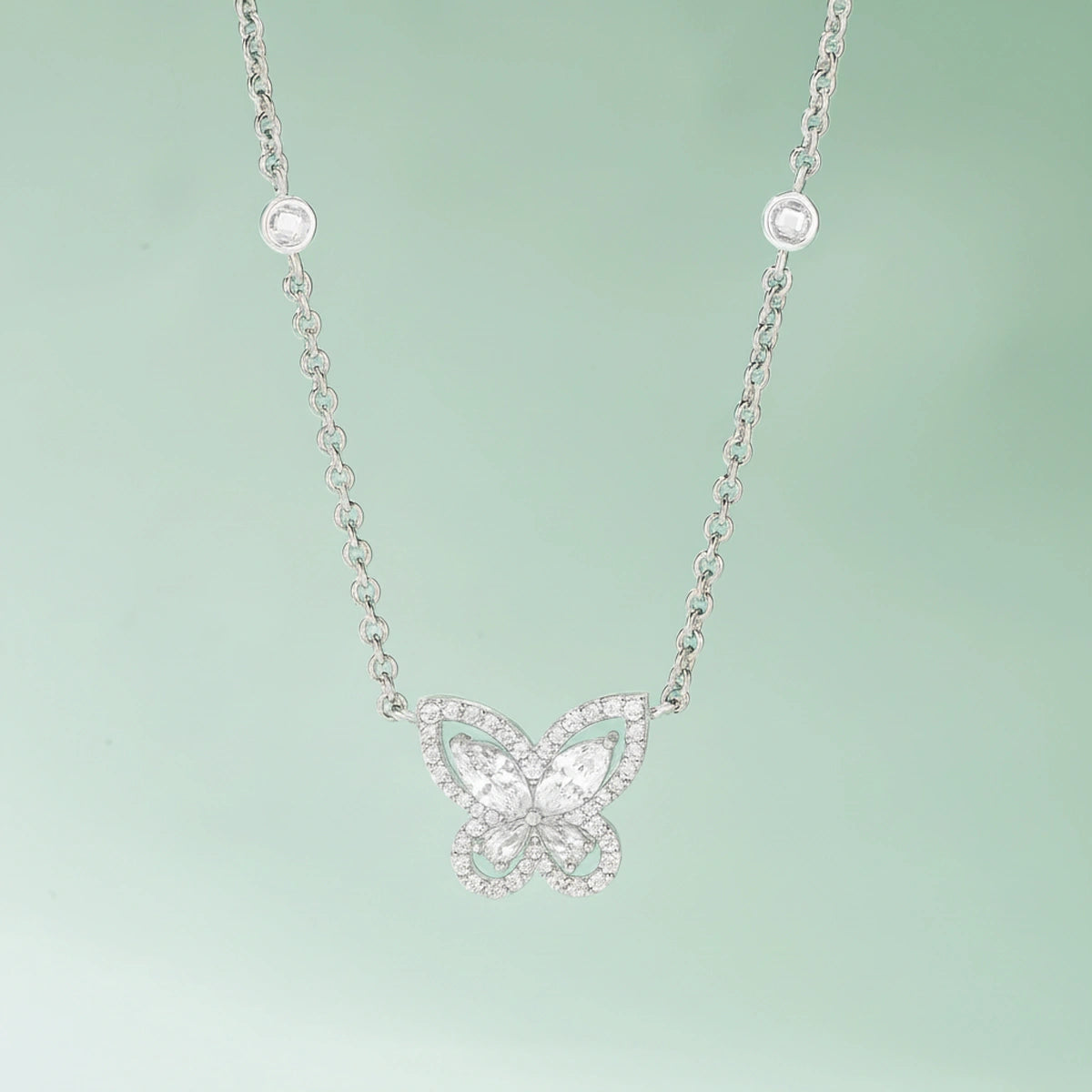 بترفلاي / قلادة باللون الفضي