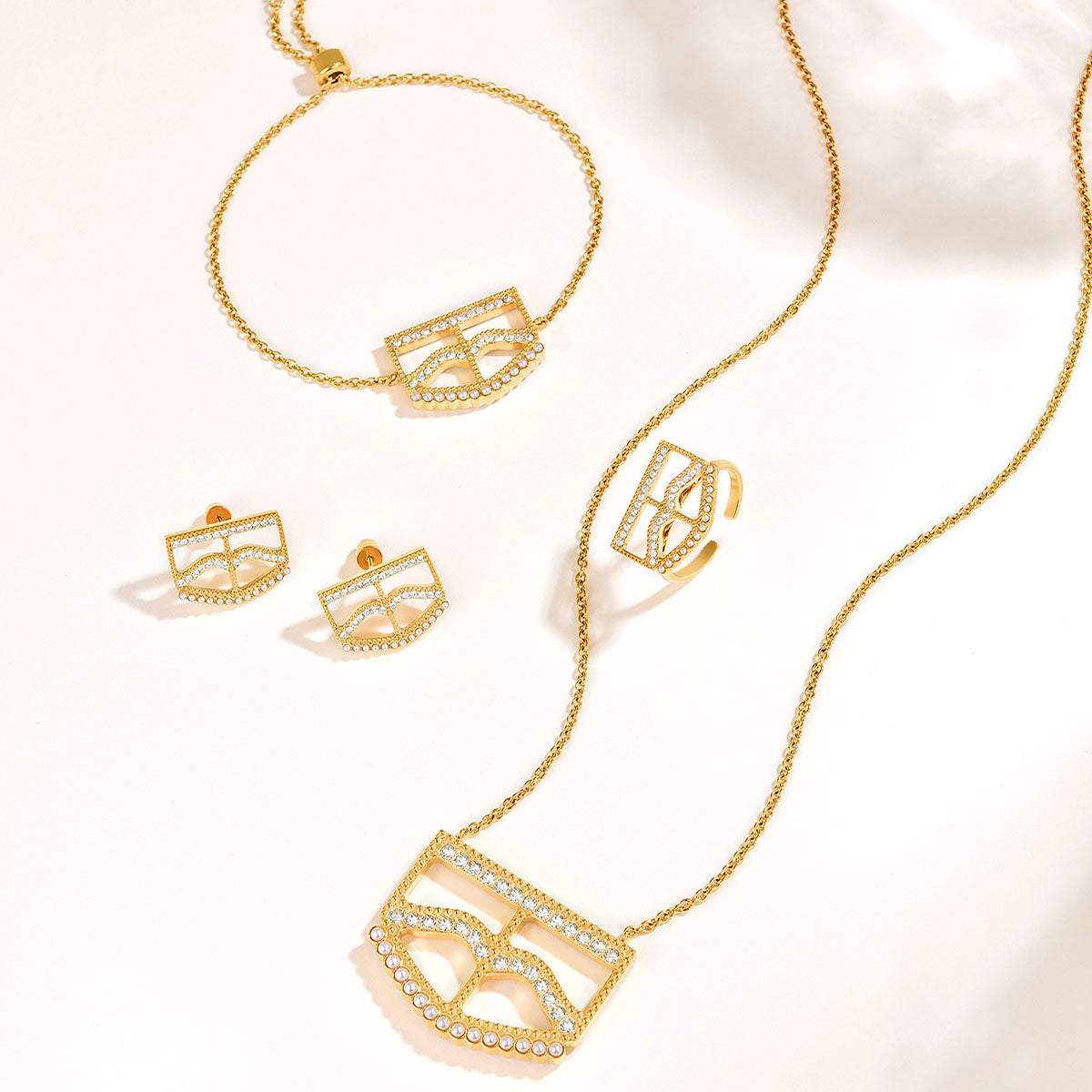 برقع / قلادة باللون الذهبي