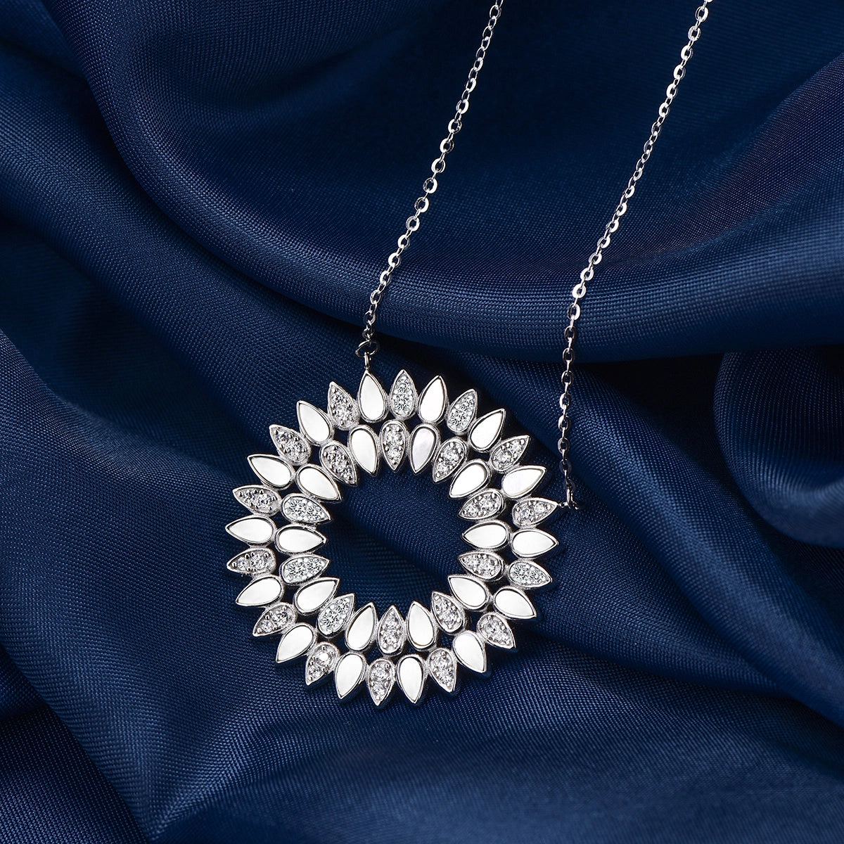 تشارمنق دروب / عقد باللون الفضي