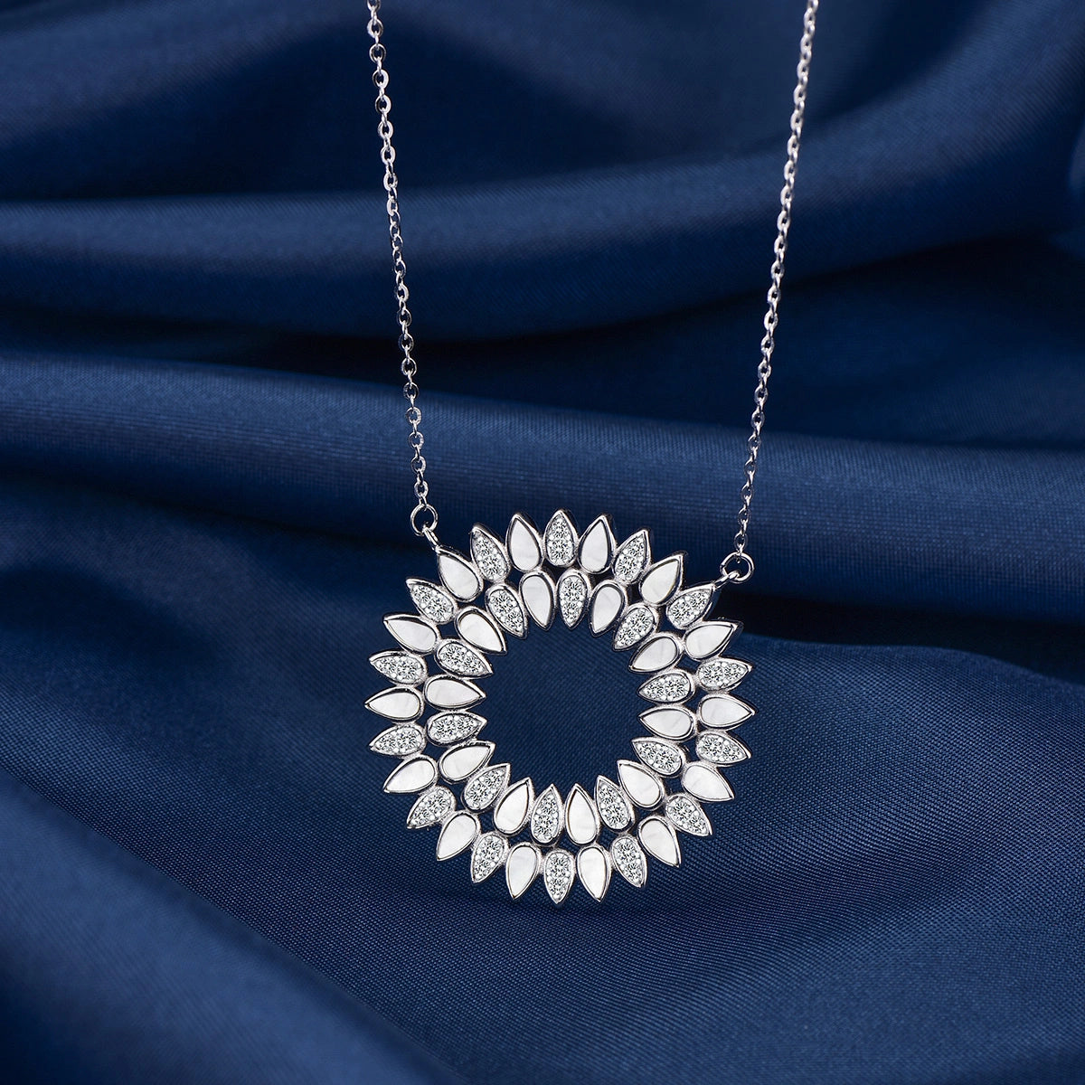 تشارمنق دروب / عقد باللون الفضي