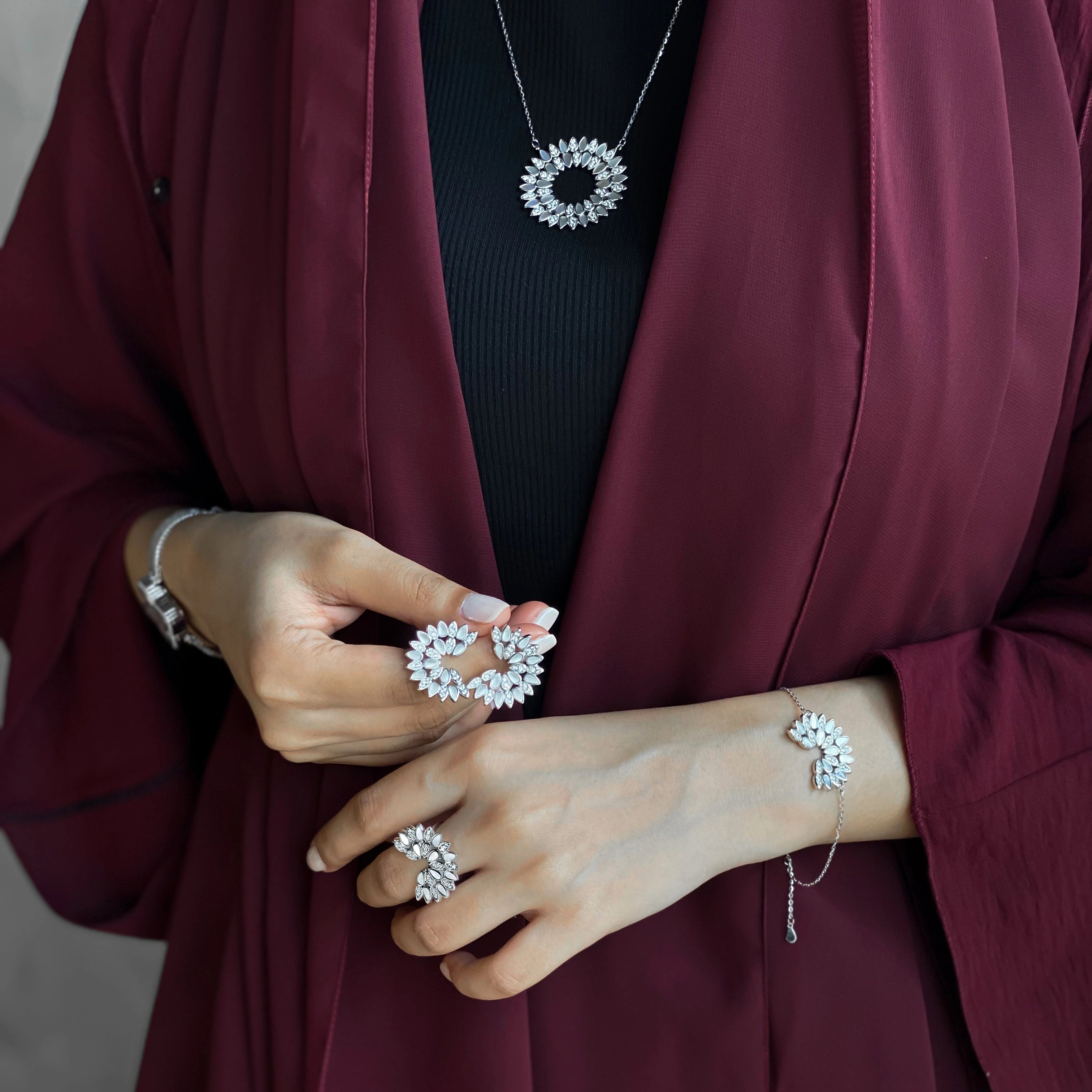 تشارمنق دروب / عقد باللون الفضي