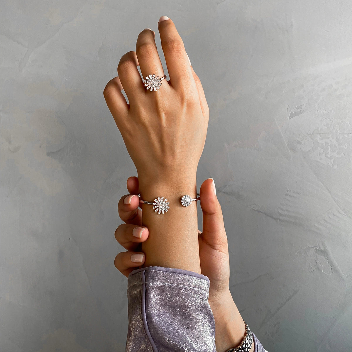 تشارمنق سن فلاور/ سوار باللون الفضي