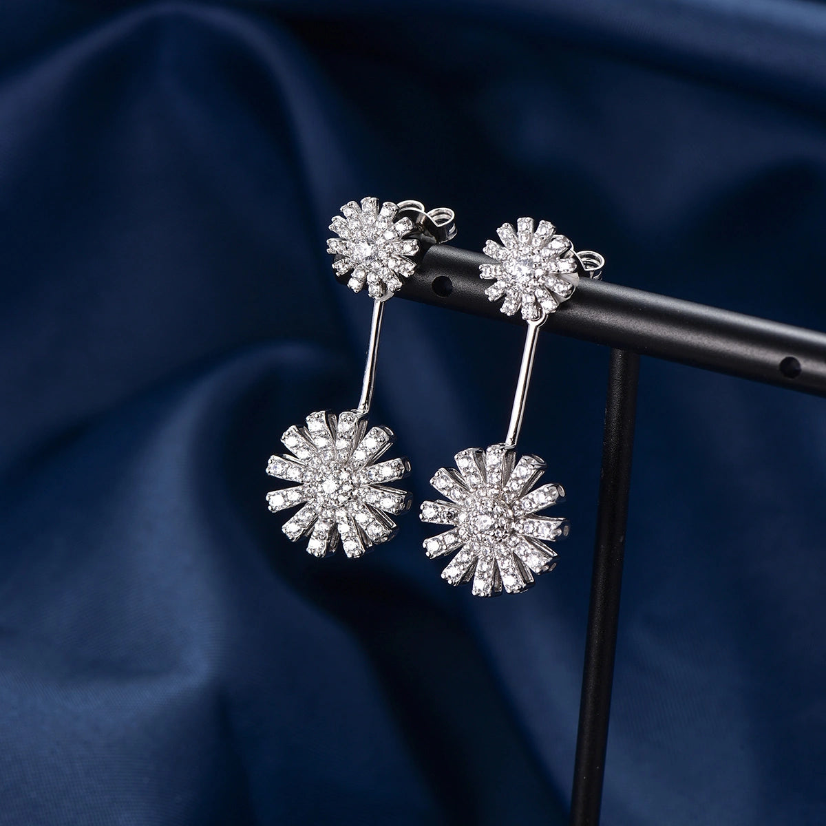 تشارمنق سن فلاور / أقراط باللون الفضي