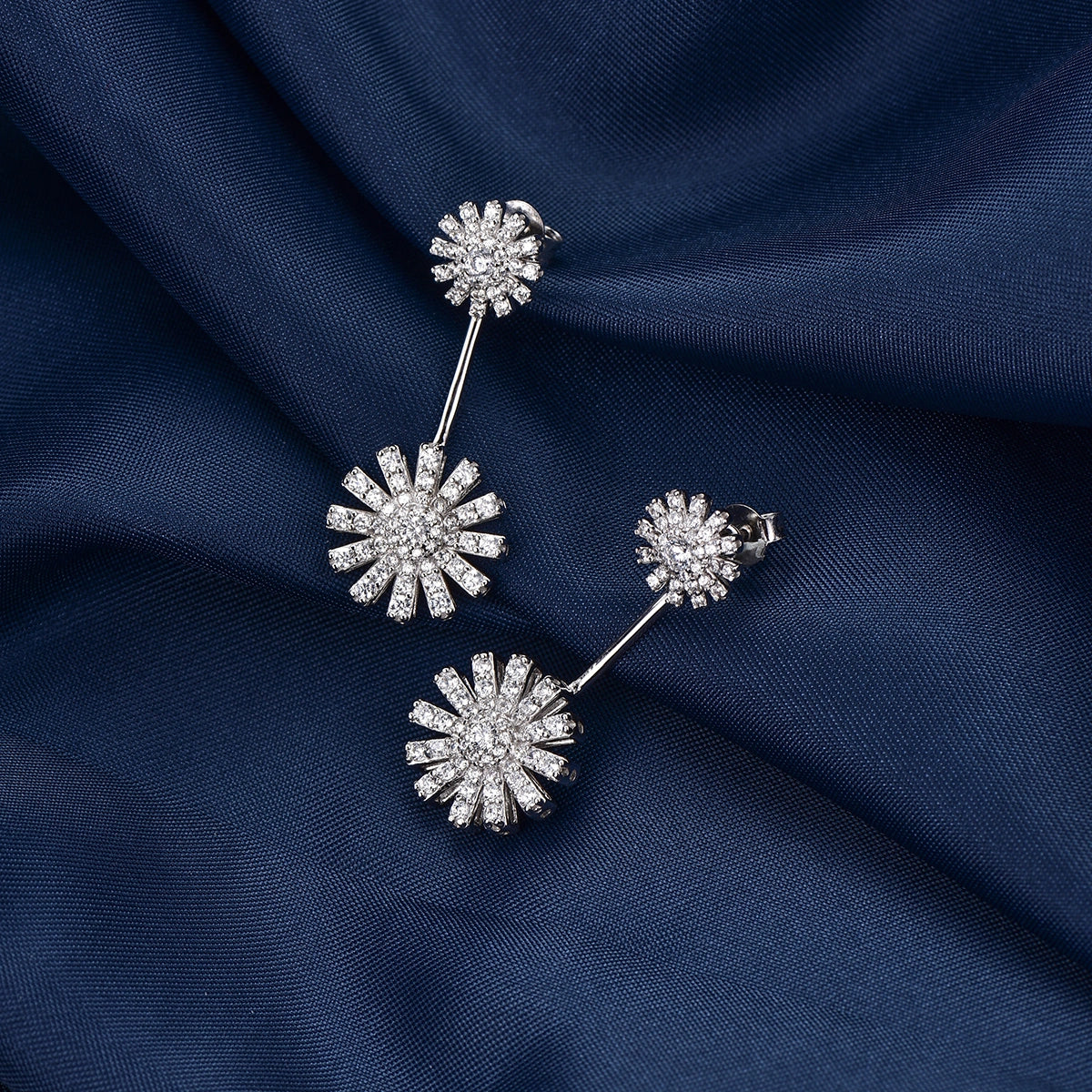 تشارمنق سن فلاور / أقراط باللون الفضي