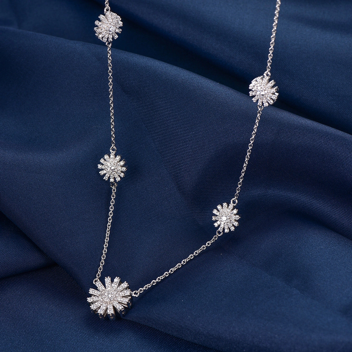 تشارمنق سن فلاور / عقد باللون الفضي