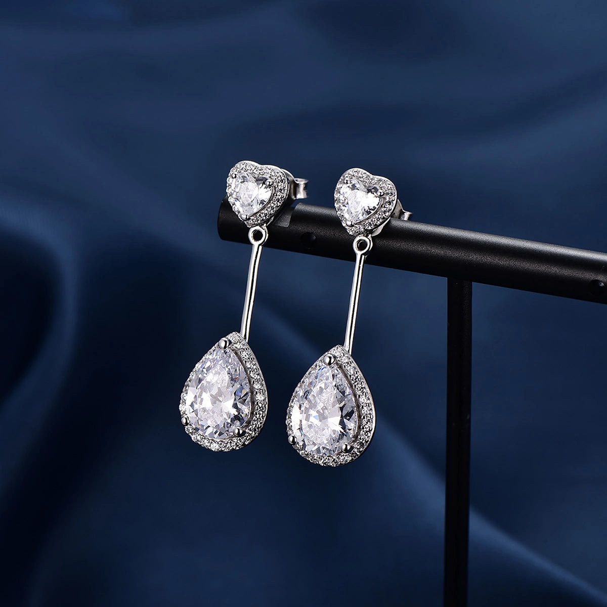 تشارمنق هارتس / أقراط باللون الفضي