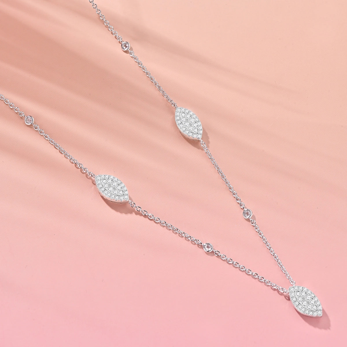 ديزي ليف / قلادة باللون الفضي