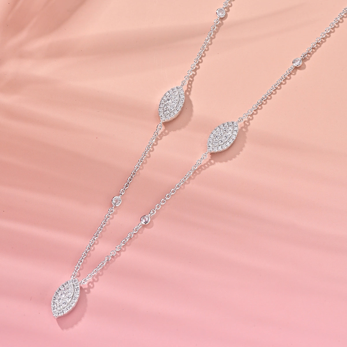 ديزي ليف / قلادة باللون الفضي