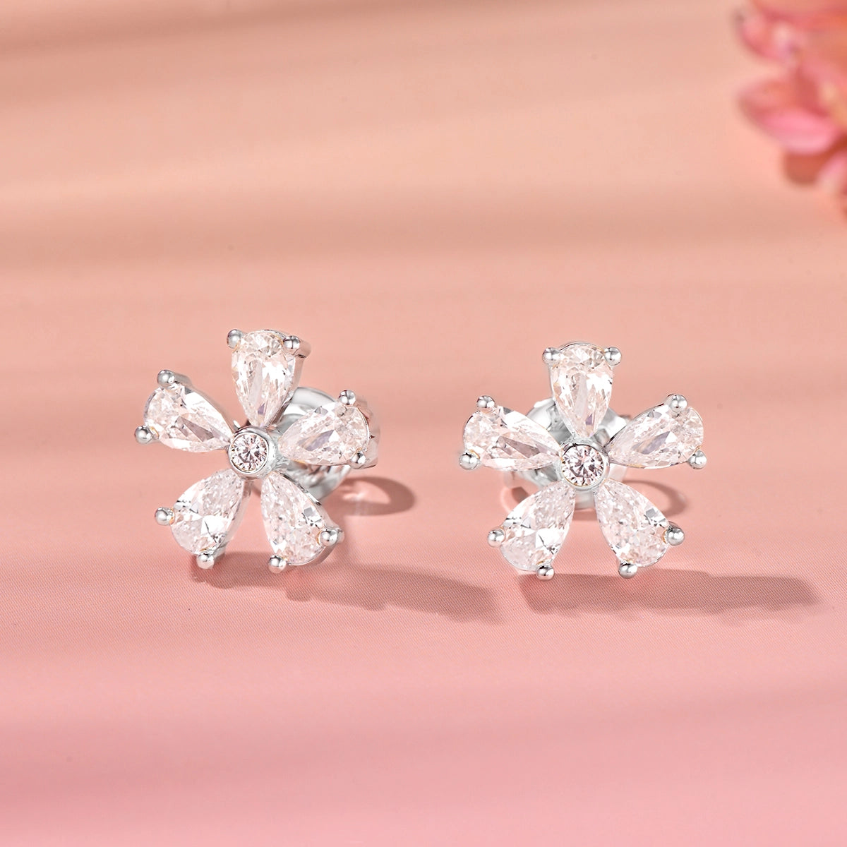 ديزي فلاور/ أقراط باللون الفضي