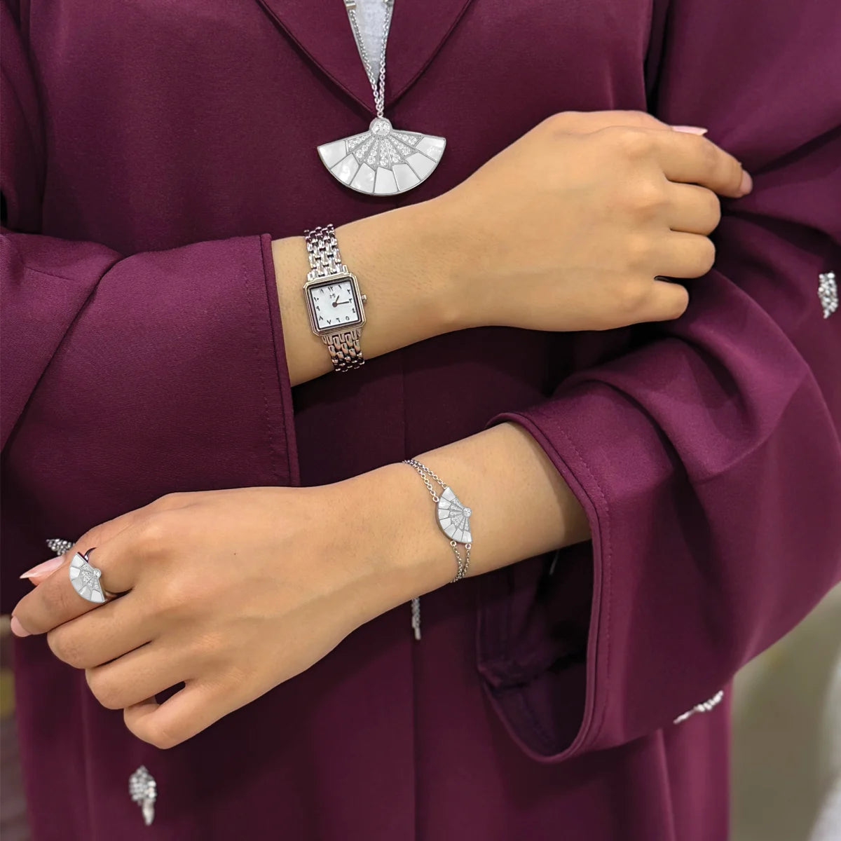 فان / طقم باللون الفضي