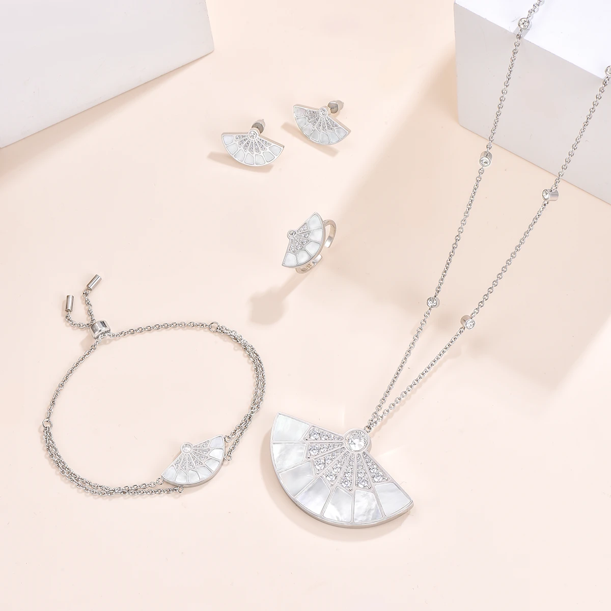 فان / طقم باللون الفضي