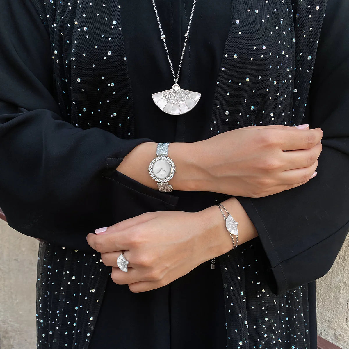 فان / سوار باللون الفضي