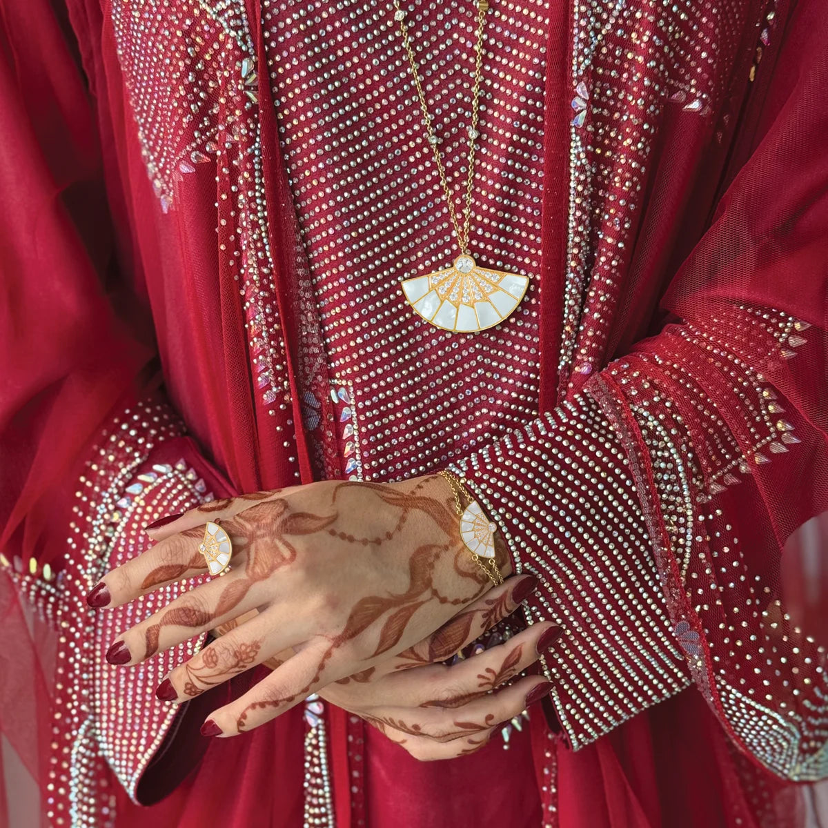 فان / قلادة باللون الذهبي