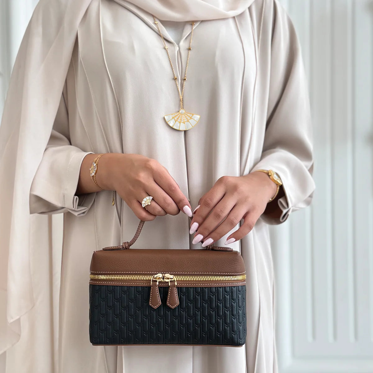 فان / خاتم باللون الذهبي