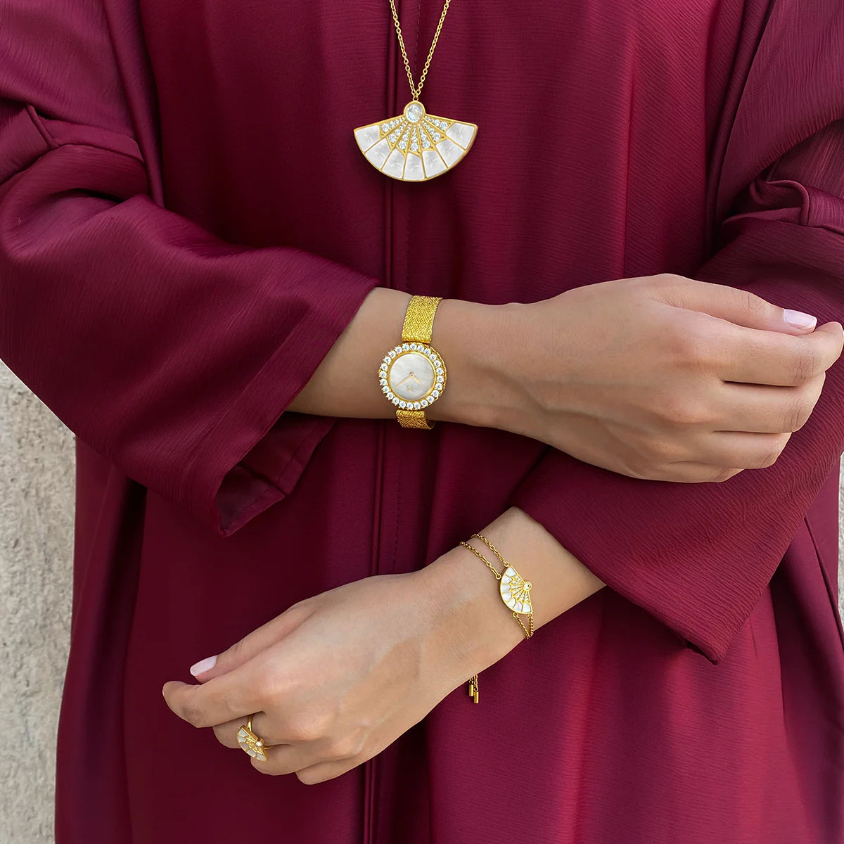 فان / سوار باللون الذهبي