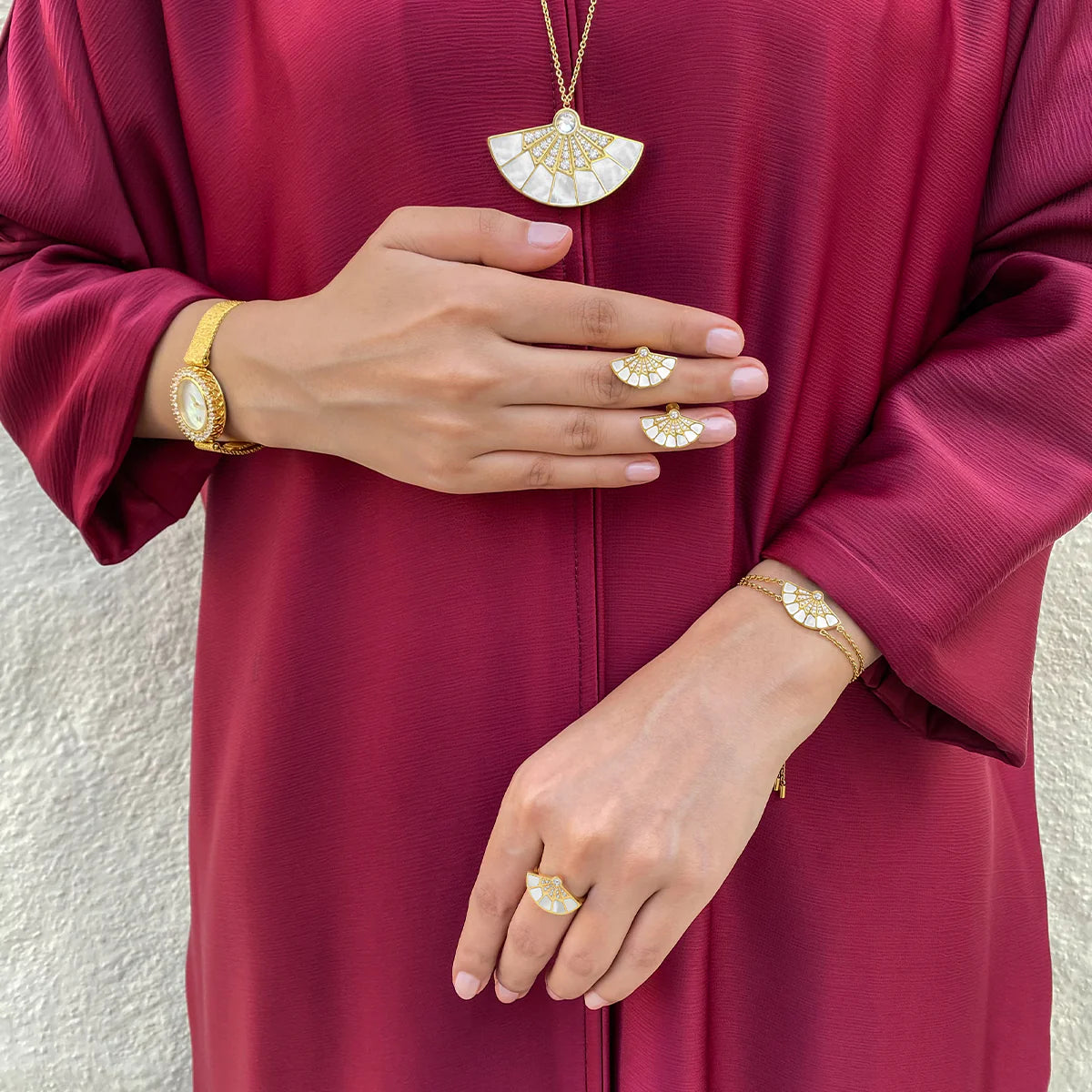 فان / أقراط باللون الذهبي