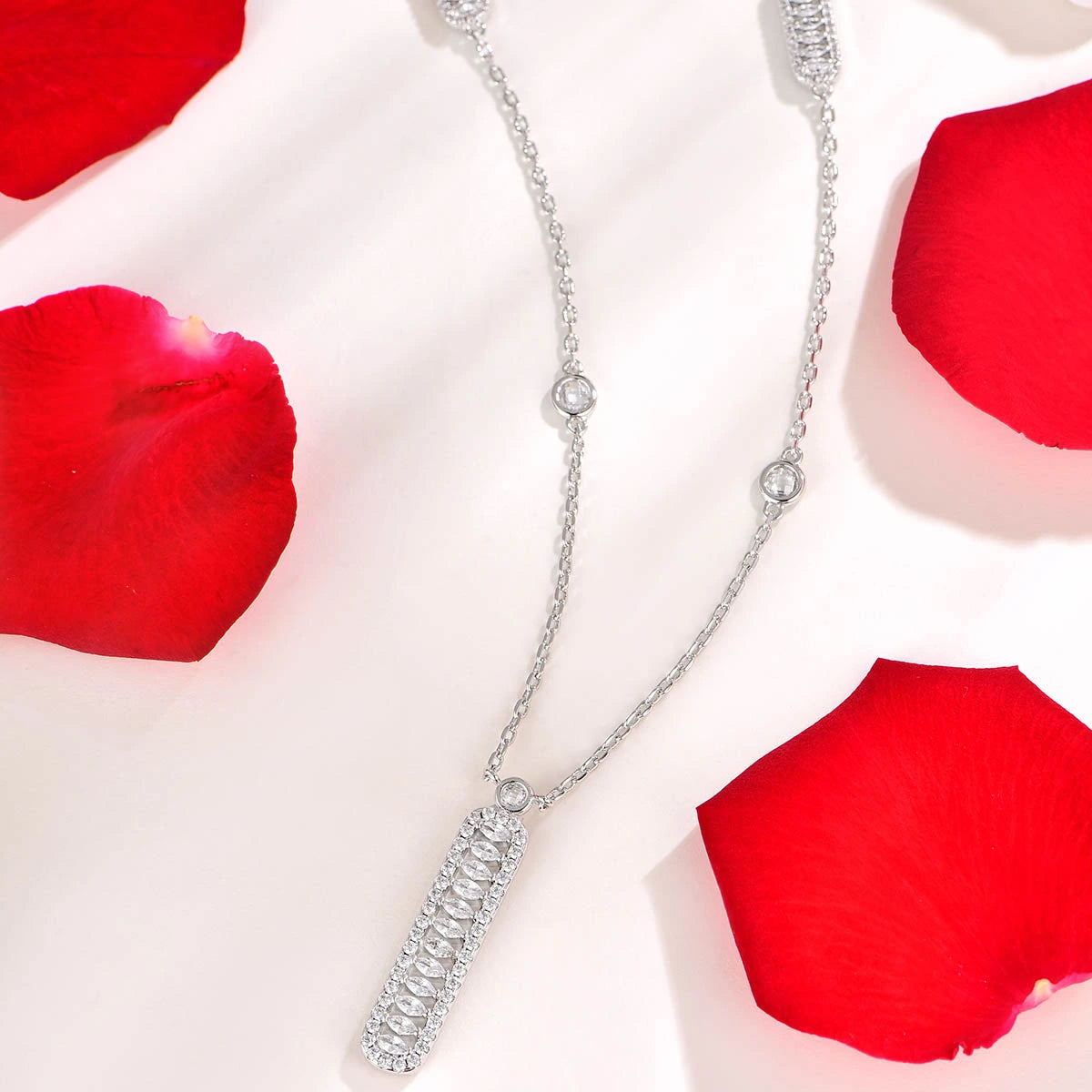 فاين / قلادة باللون الفضي