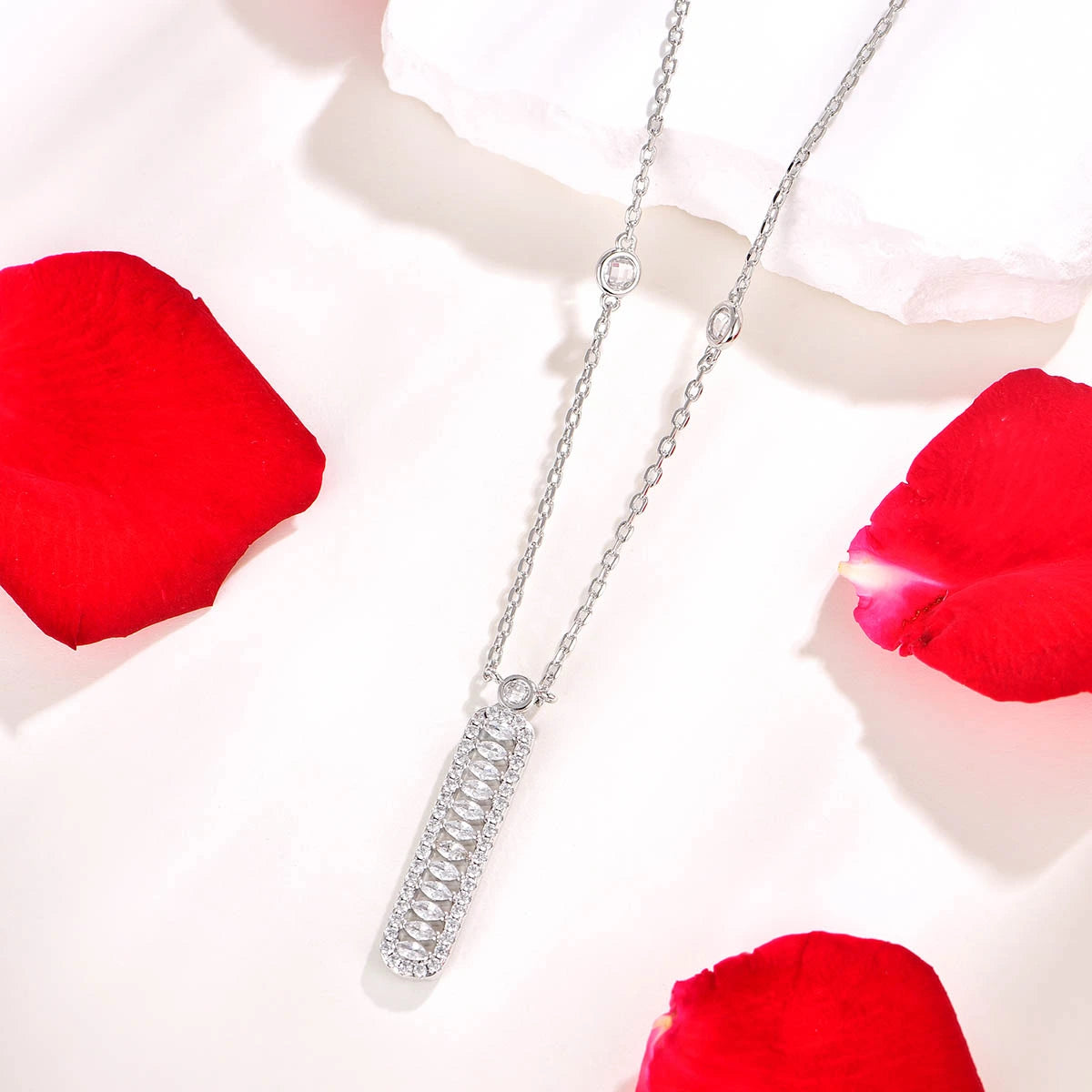 فاين / قلادة باللون الفضي