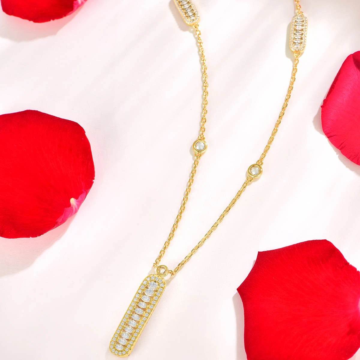 فاين / قلادة باللون الذهبي