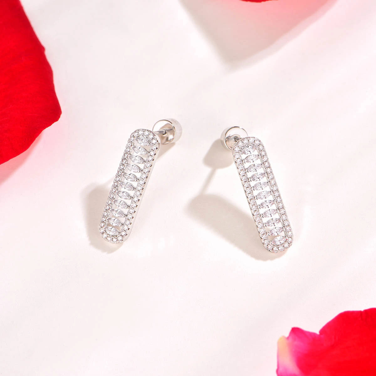 فاين / أقراط باللون الفضي