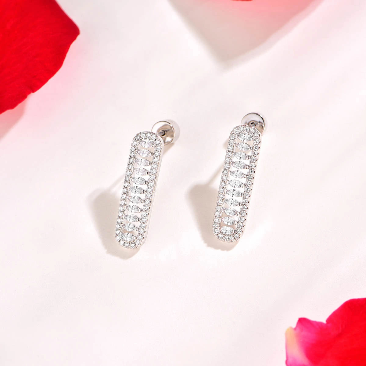 فاين / أقراط باللون الفضي