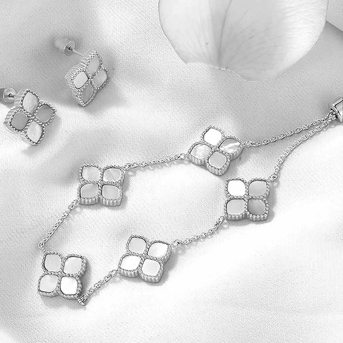 جوري / إسورة اللؤلؤ باللون الفضي