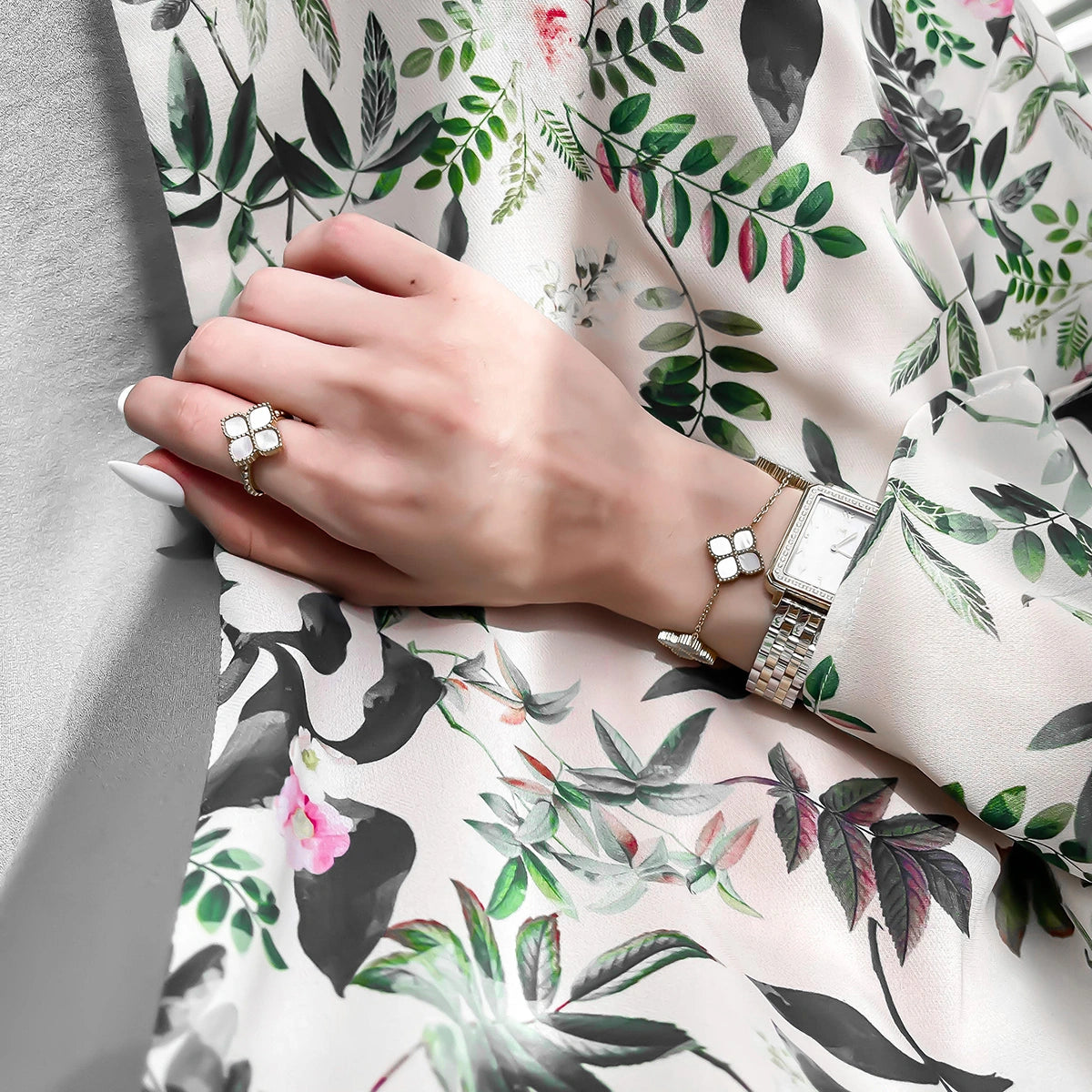 جوري / إسورة اللؤلؤ باللون الفضي