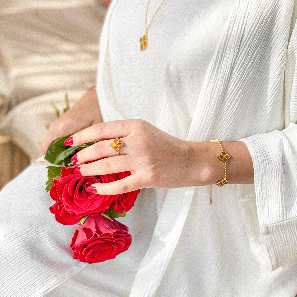 جوري / إسورة اللؤلؤ بلون الذهب