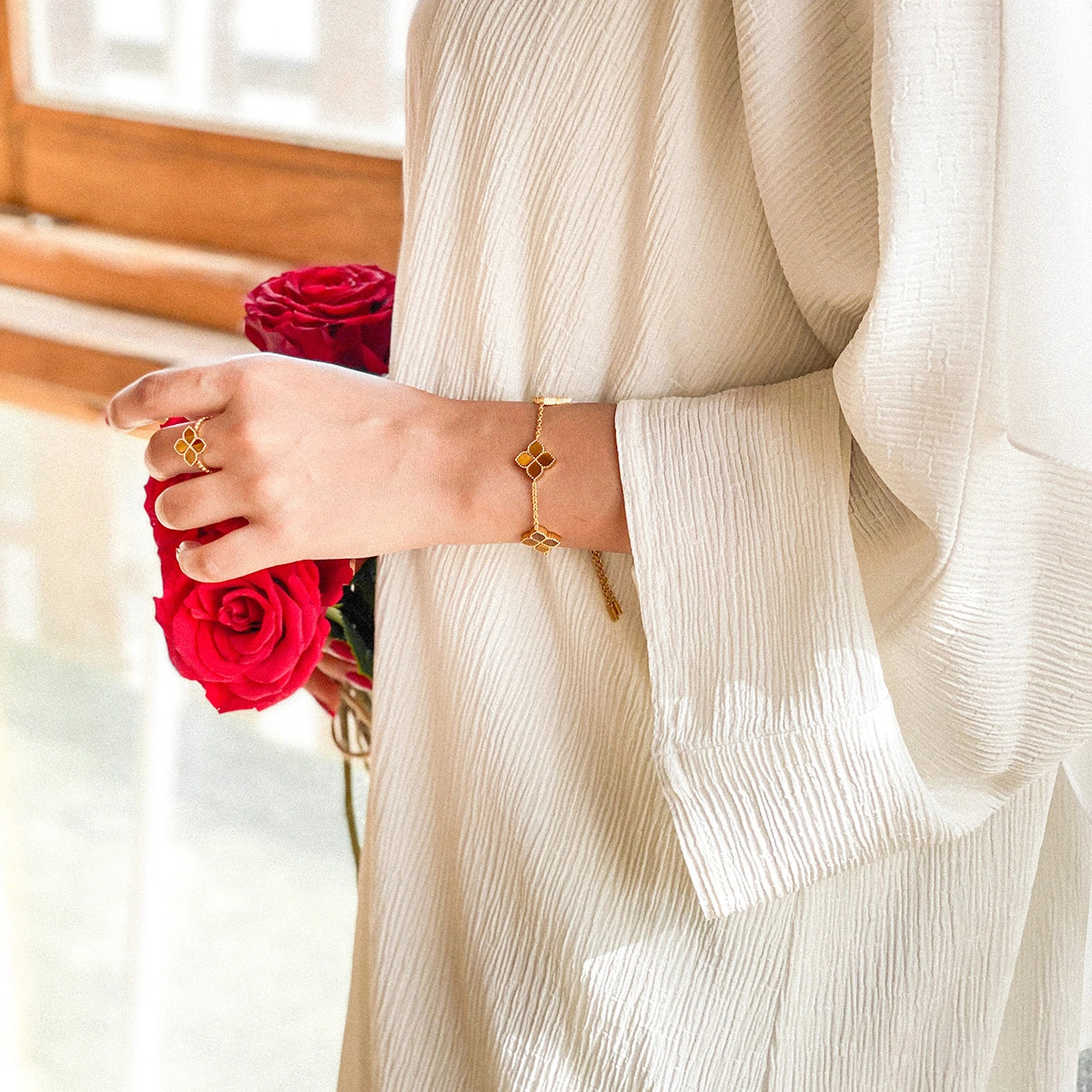 جوري / إسورة اللؤلؤ بلون الذهب