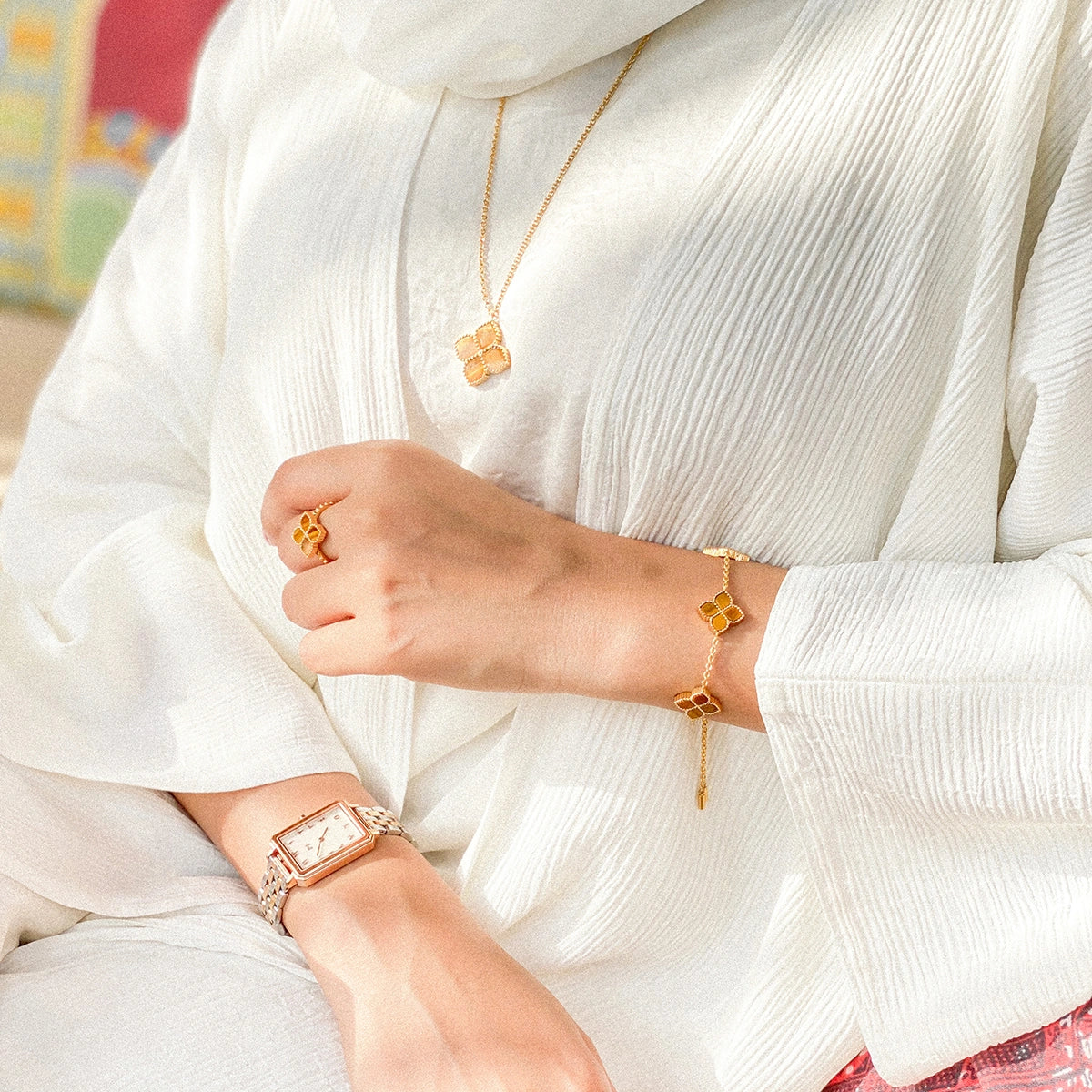 جوري / إسورة اللؤلؤ بلون الذهب