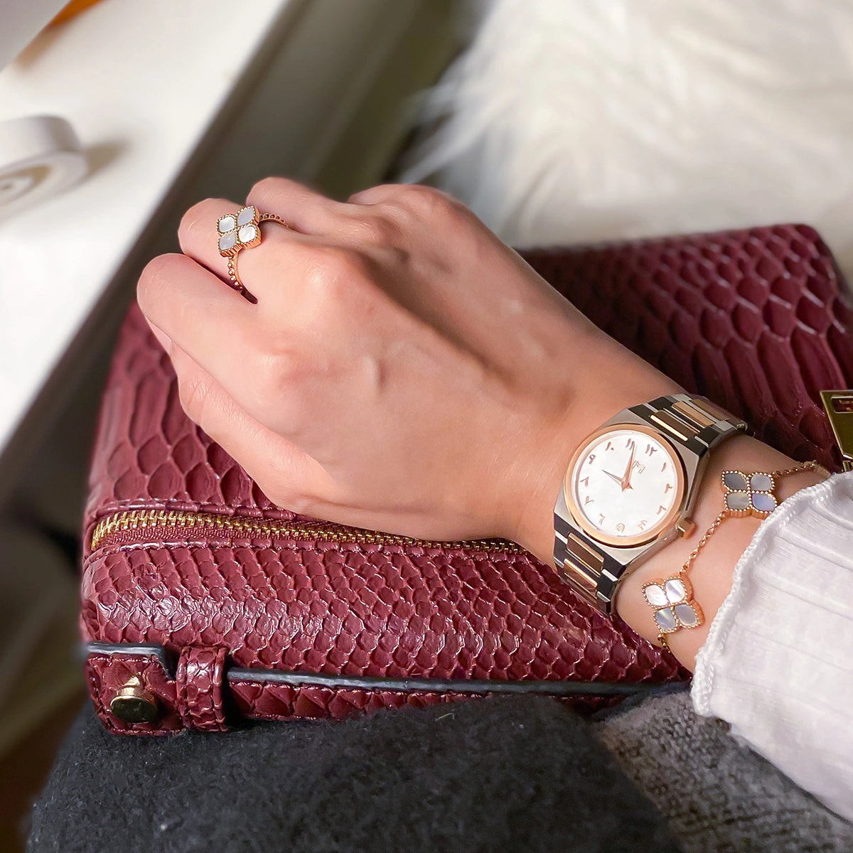 جوري / إسورة اللؤلؤ بلون الروز قولد